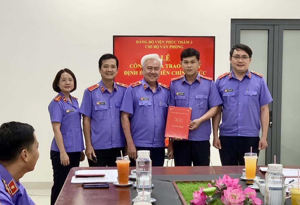 Chi bộ Văn phòng Viện Phúc thẩm 3 trao Quyết định công nhận đảng viên chính thức