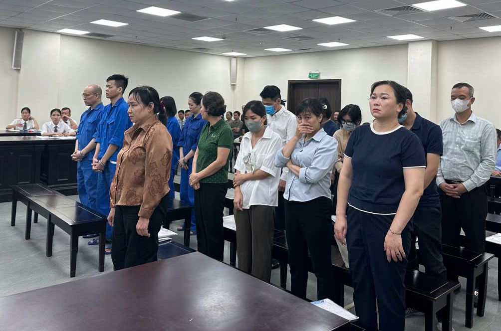 16 bị cáo hầu tòa trong vụ nhận hối lộ chạy cấp phép hành nghề y, dược tại Hà Nội
