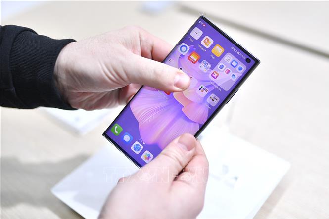 Pháp cấm trẻ dưới 15 tuổi sử dụng mạng xã hội từ năm học mới