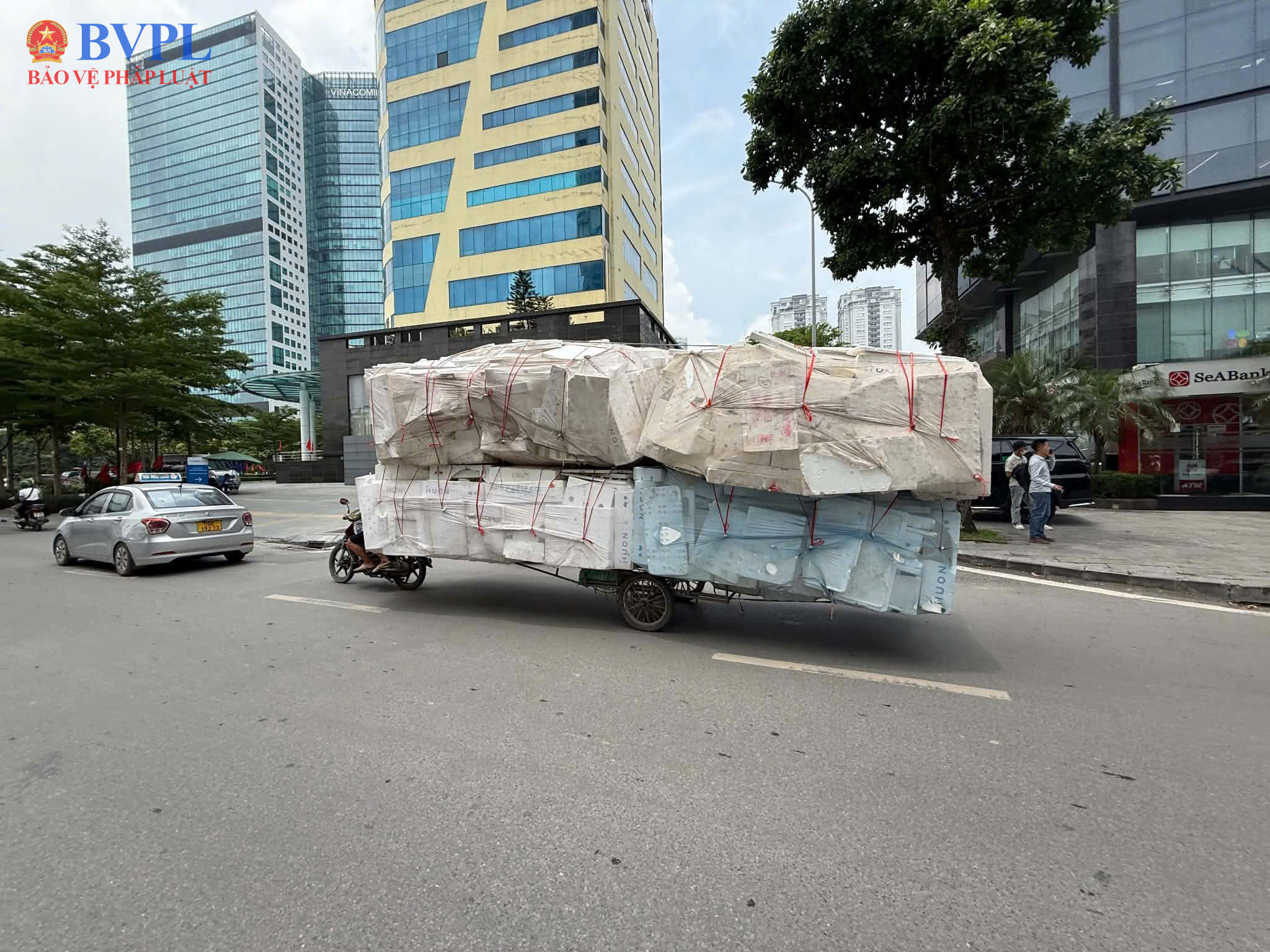Hiểm họa từ xe ba bánh, xe tự chế chở hàng cồng kềnh giữa phố Hà Nội