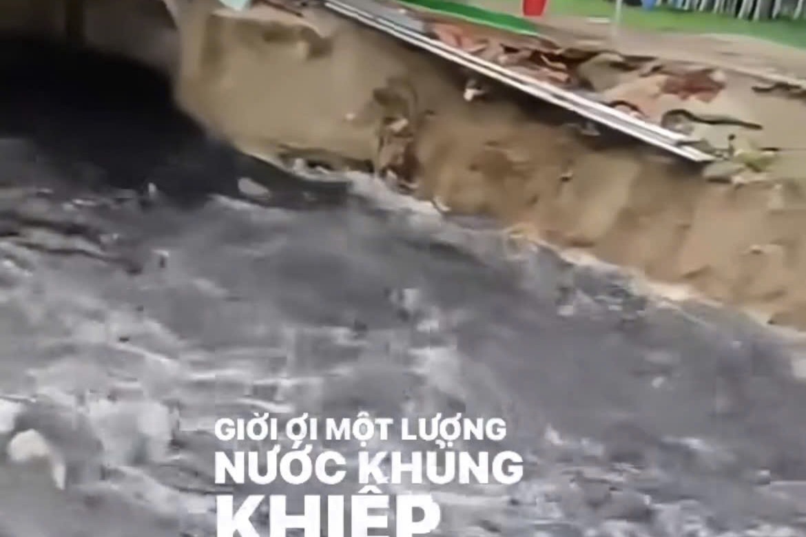 Làm rõ dòng nước màu đen chảy ra biển Sầm Sơn