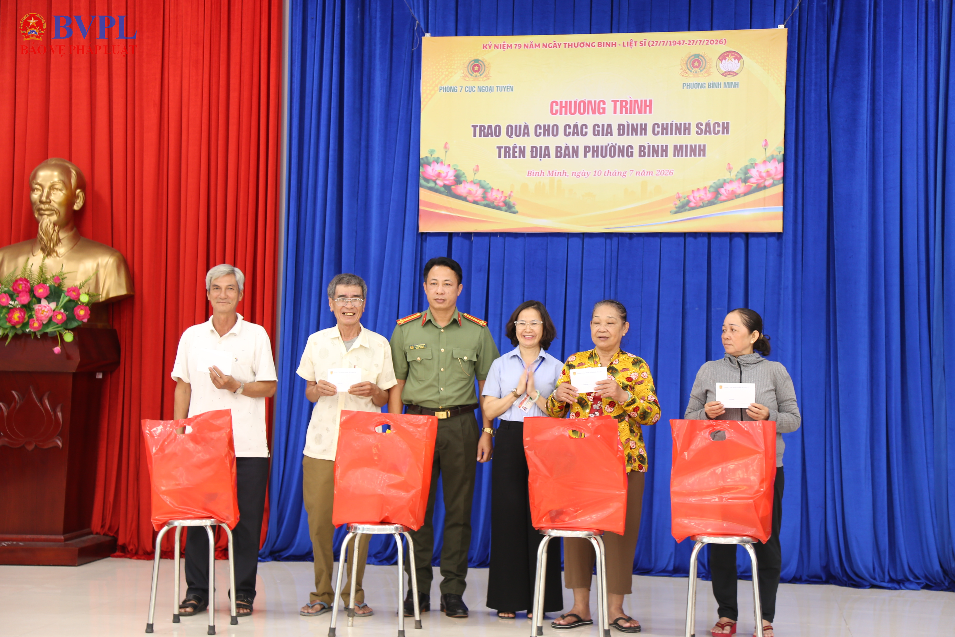 Thăm, tặng quà các gia đình chính sách và trẻ em có hoàn cảnh khó khăn tại Tây Ninh