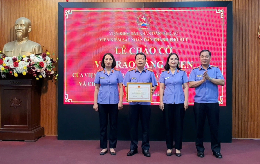 VKSND TP Huế trao Bằng khen cho các tập thể, cá nhân có thành tích xuất sắc