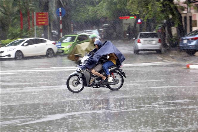 Cảnh báo mưa dông kèm lốc sét ở Hà Nội, lũ quét và sạt lở đất ở 3 tỉnh Bắc Bộ và Trung Bộ