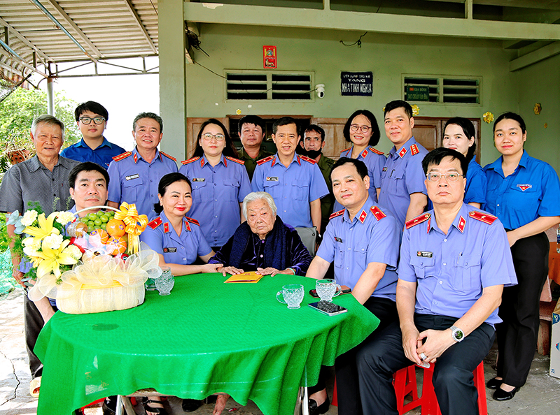 Đảng bộ VKSND TP Hồ Chí Minh về nguồn, tri ân các Mẹ Việt Nam Anh hùng
