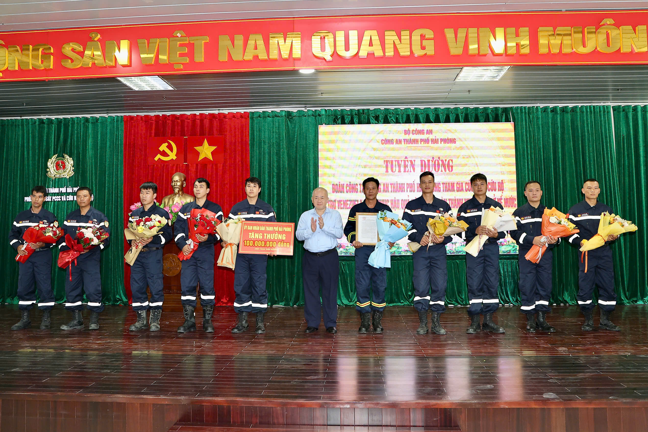 Khen thưởng 10 chiến sĩ Công an TP Hải Phòng sau nhiệm vụ cứu hộ động đất tại Venezuela