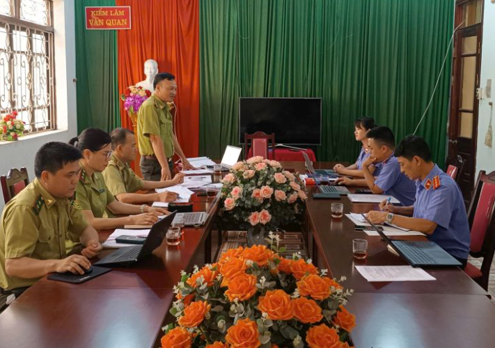 Trực tiếp kiểm sát việc tiếp nhận, giải quyết nguồn tin tội phạm tại Hạt Kiểm lâm khu vực Văn Quan