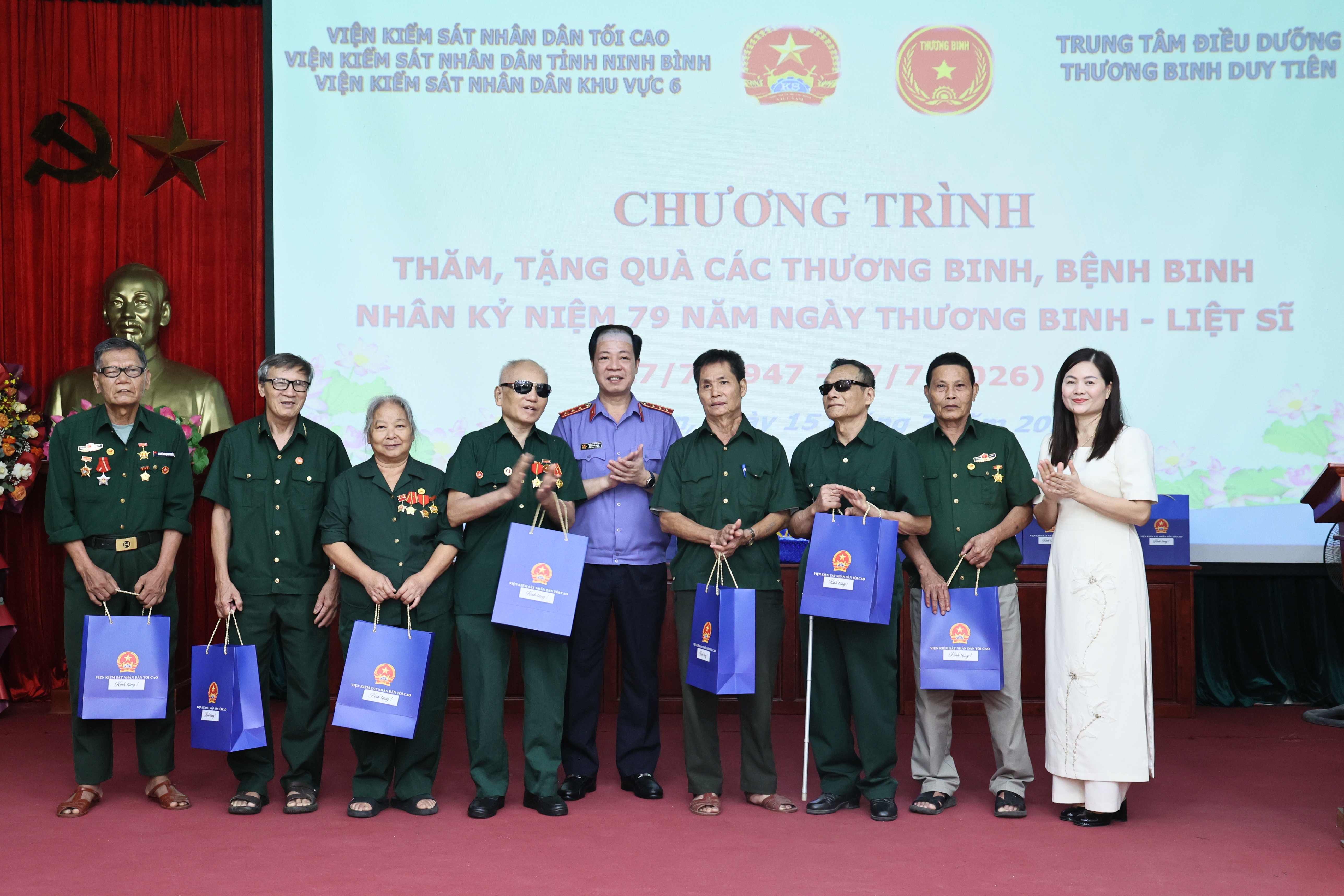 Đoàn công tác VKSND tối cao thăm, tặng quà các thương, bệnh binh tại Trung tâm Điều dưỡng thương binh Duy Tiên