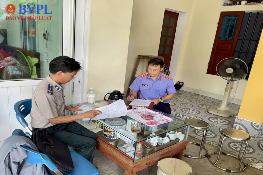 Kiểm sát cưỡng chế kê biên quyền sử dụng đất và tài sản gắn liền với đất