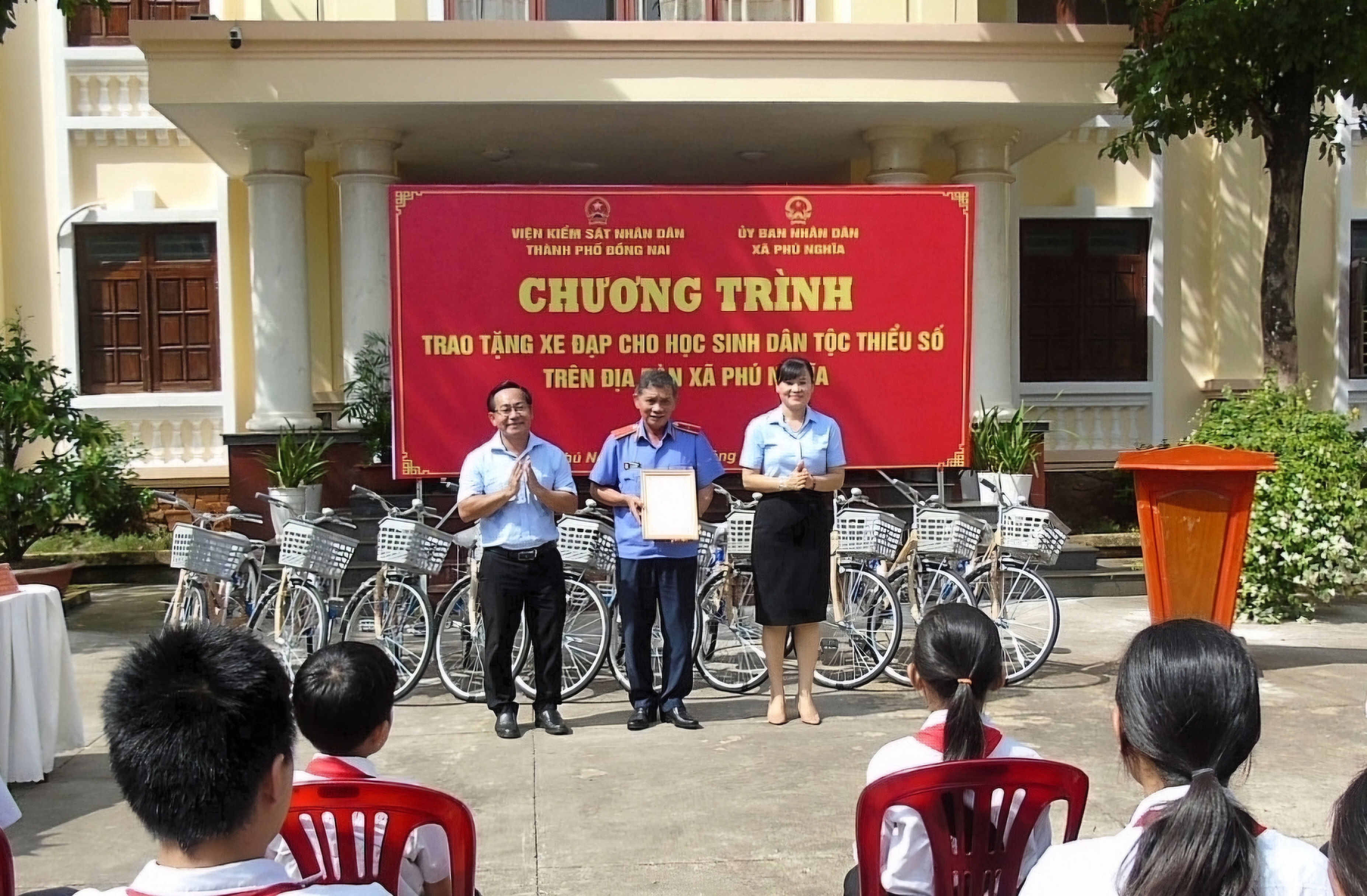 VKSND TP Đồng Nai trao tặng xe đạp cho học sinh dân tộc thiểu số nghèo hiếu học