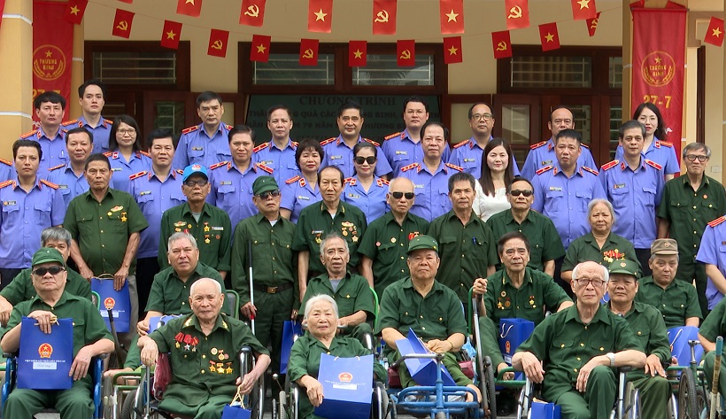Phó Viện trưởng VKSNDTC Trần Hải Quân thăm, tặng quà tại Trung tâm Điều dưỡng thương binh Duy Tiên, tỉnh Ninh Bình