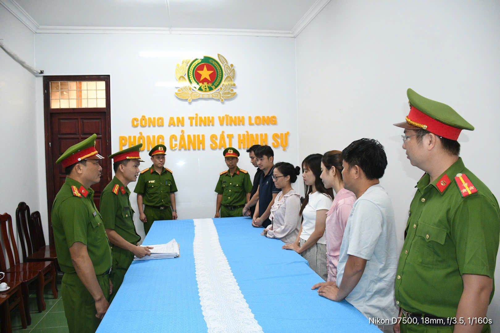 Khởi tố, bắt tạm giam 6 bị can về hành vi can tội “lừa dối khách hàng”