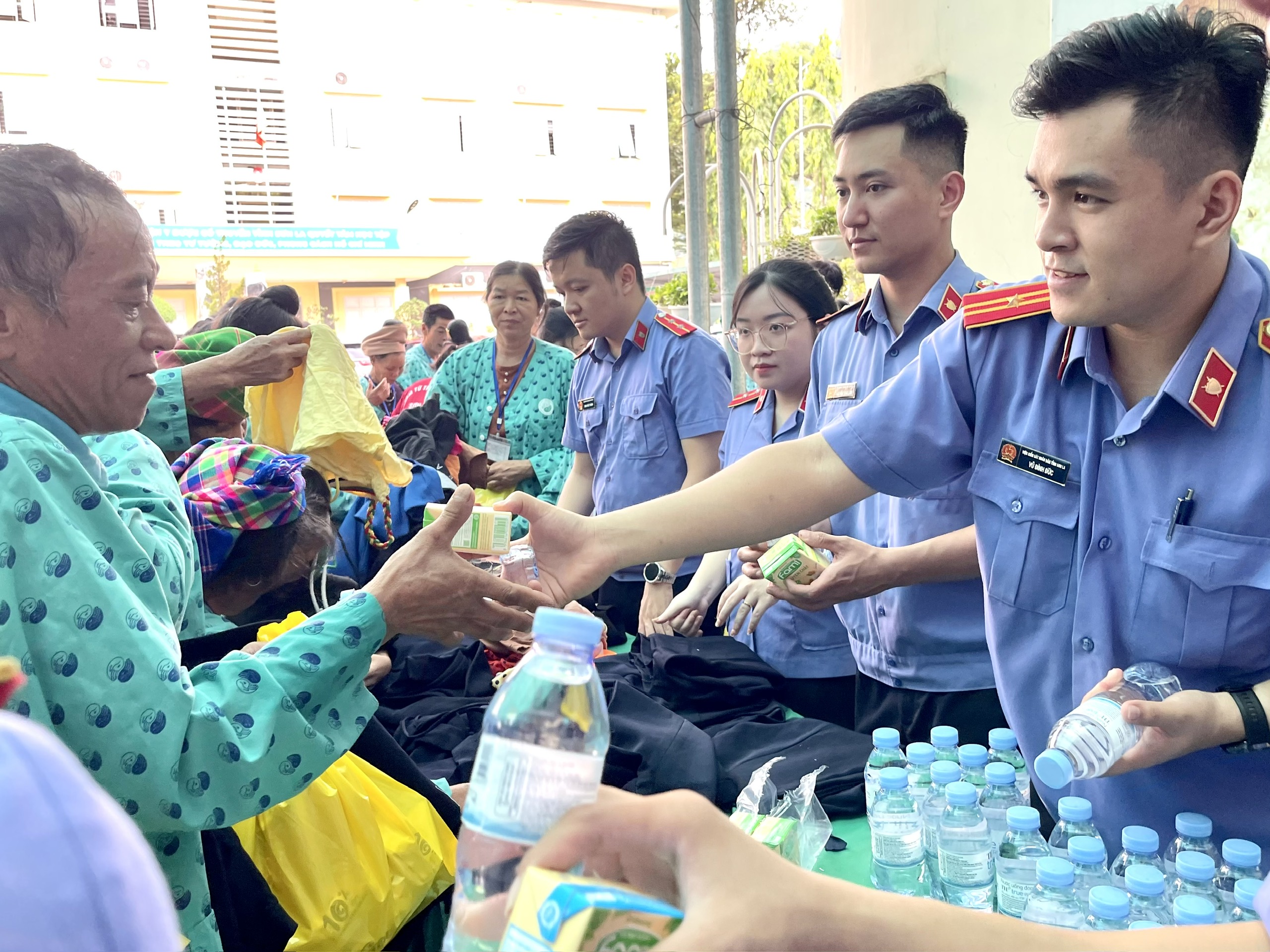 Chi đoàn VKSND tỉnh Sơn La trao yêu thương đến những bệnh nhân khó khăn
