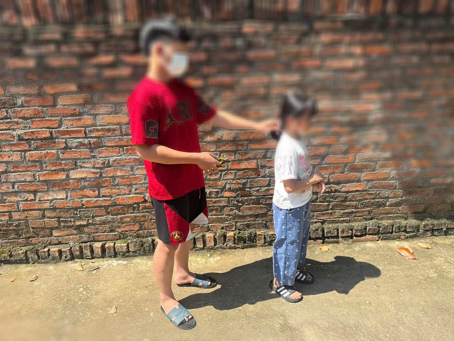 Phê chuẩn khởi tố 2 học sinh lớp 10 cướp dây chuyền của trẻ em