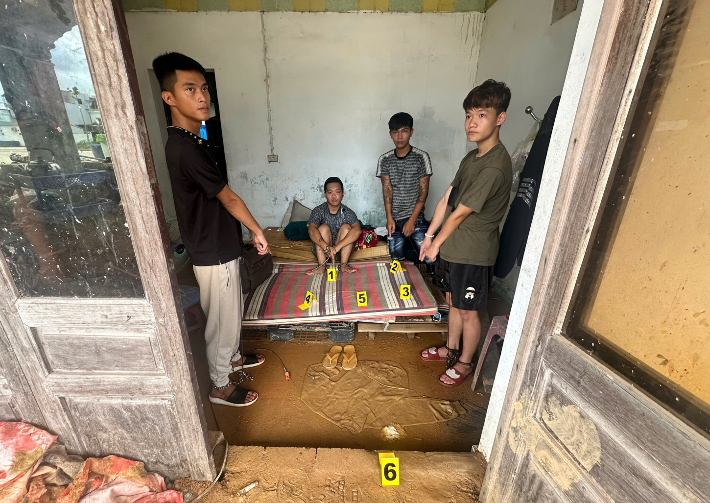 Triệt phá nhóm tổ chức sử dụng ma túy trong căn nhà bỏ hoang