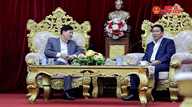 Bí thư Tỉnh ủy tỉnh Luông-pha-bang tiếp Đoàn đại biểu VKSND tối cao Việt Nam