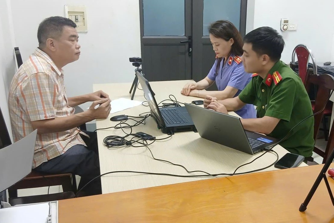 Đổ hơn 636 tấn bã bê tông ra ven sông Hồng, Giám đốc doanh nghiệp bị khởi tố