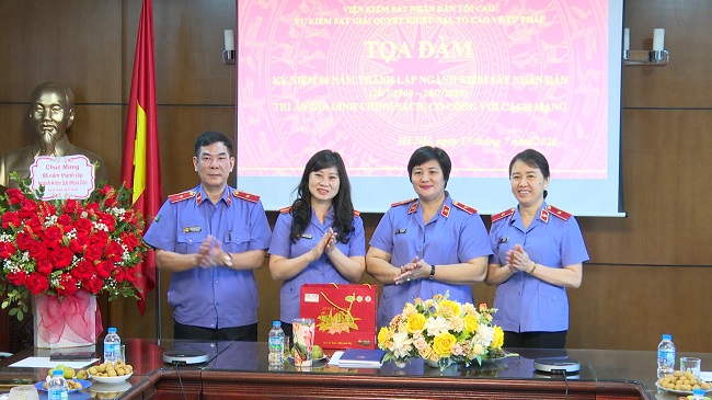Vụ 12 Tọa đàm kỷ niệm 66 năm thành lập VKSND và tri ân gia đình có công với cách mạng