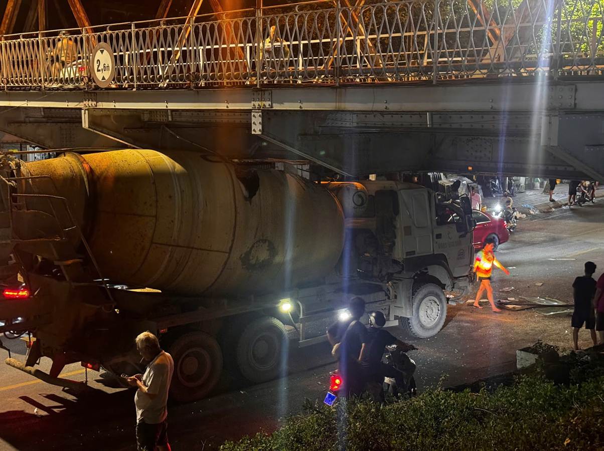 Công an TP Hà Nội thông tin vụ xe ô tô trộn bê tông va chạm vào gầm cầu Long Biên