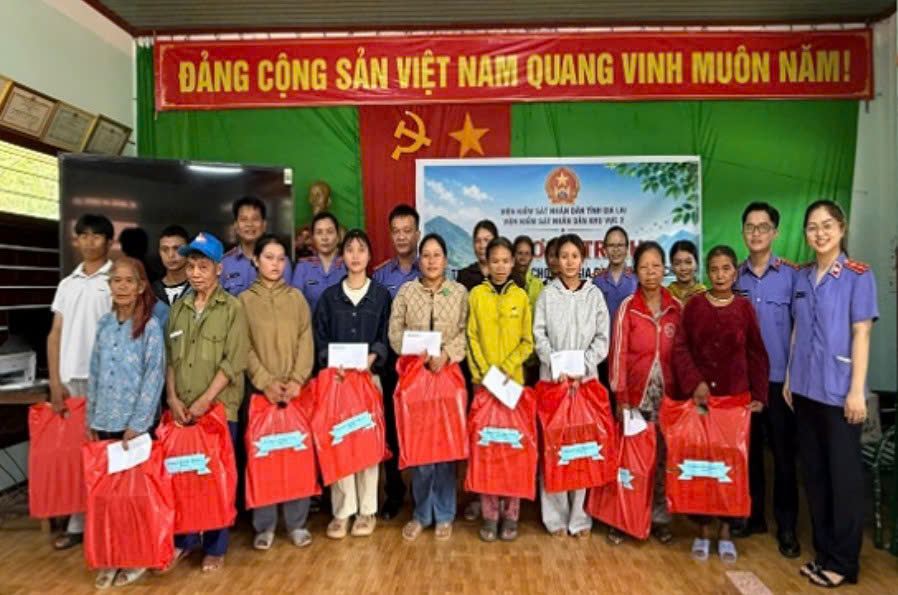 VKSND khu vực 2 – Gia Lai thăm, tặng quà gia đình chính sách