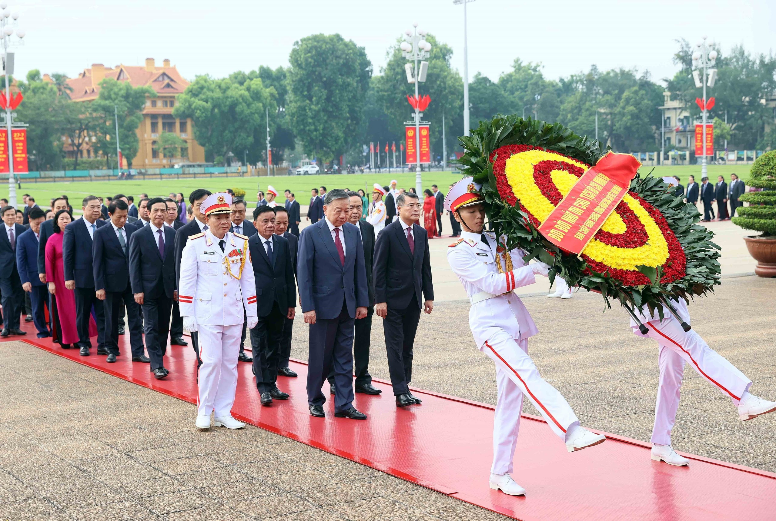 Ban Chấp hành Trung ương Đảng và các đại biểu đến đặt vòng hoa và vào Lăng viếng Chủ tịch Hồ Chí Minh