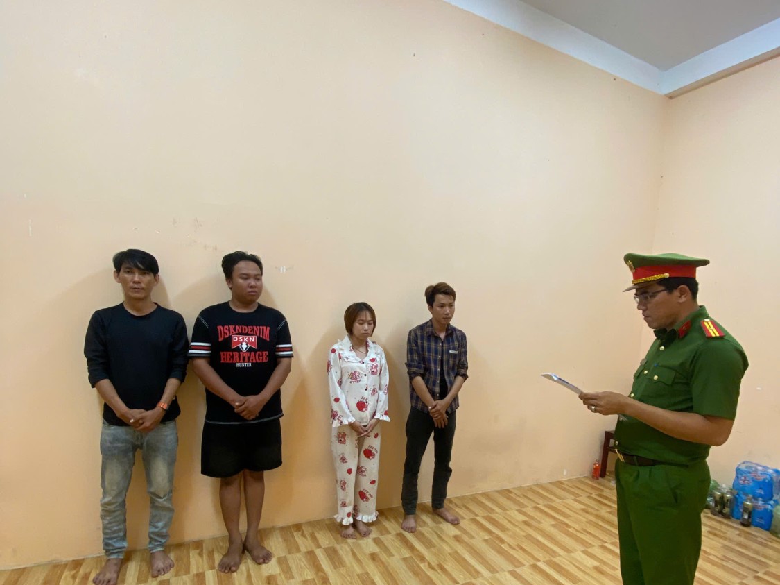 Bắt giữ nhóm đối tượng dàn cảnh “bắt ghen” để cướp tài sản