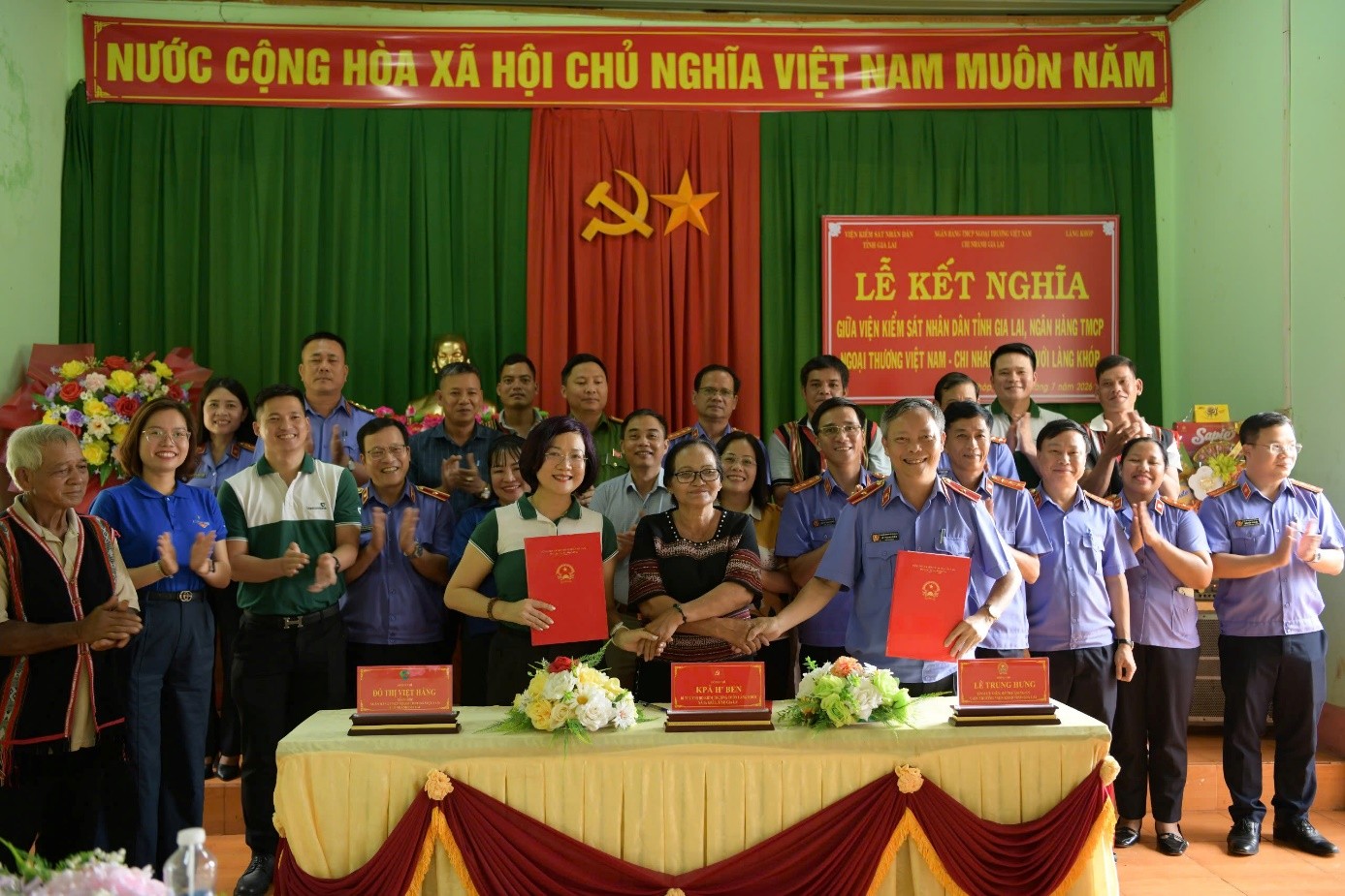 VKSND tỉnh Gia Lai và Vietcombank kết nghĩa với làng Khóp