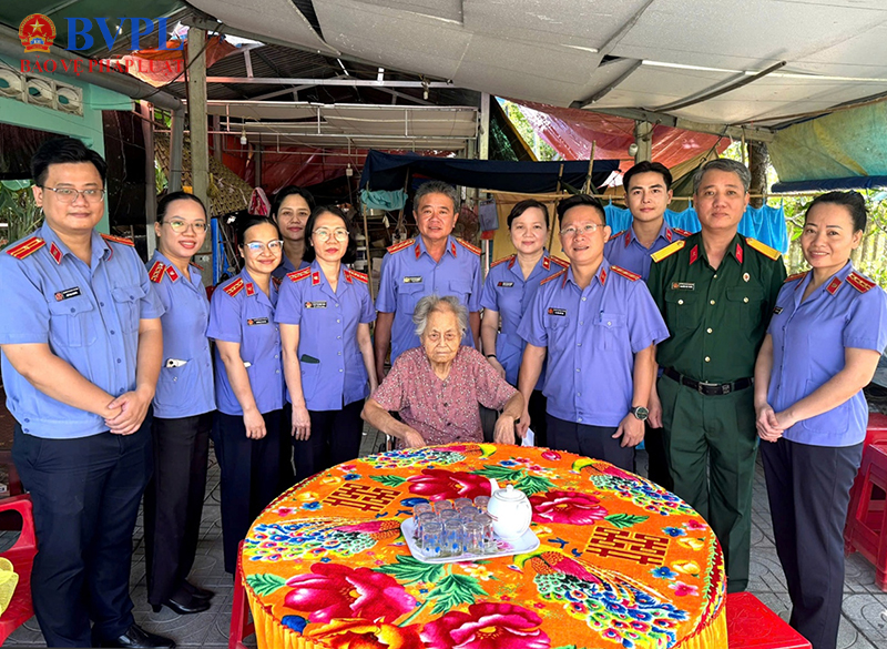 VKSND TP Hồ Chí Minh thăm, tặng quà Mẹ Việt Nam Anh hùng