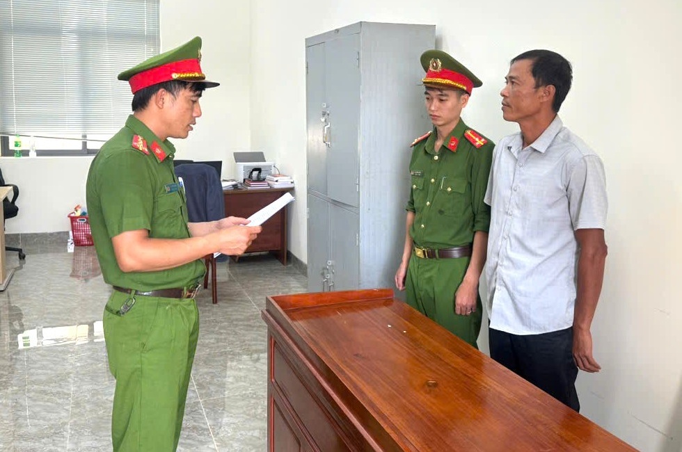 Khởi tố đối tượng chiếm giữ tài sản do người khác chuyển khoản nhầm