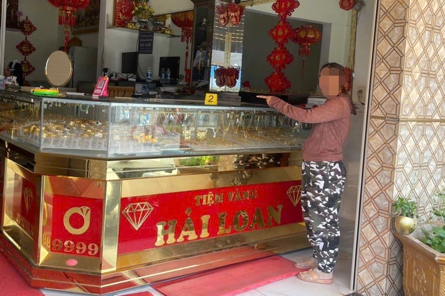 Khởi tố “nữ quái” có 7 tiền án, tiếp tục trộm cắp tài sản tại tiệm vàng