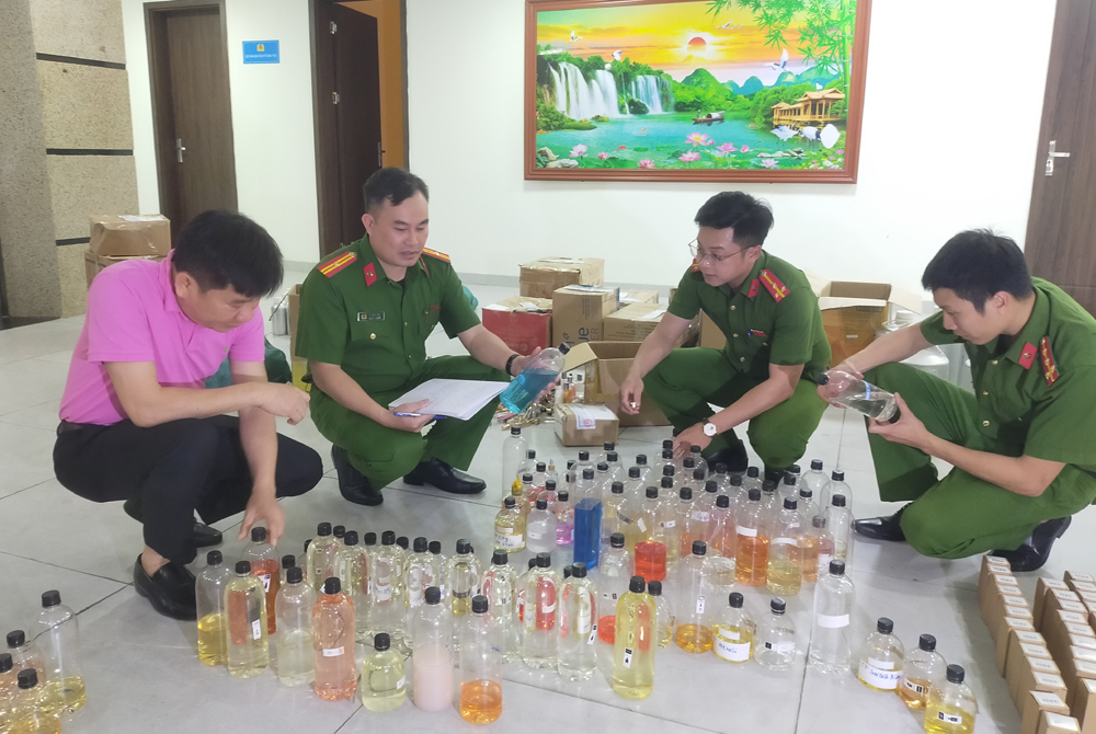 Triệt phá đường dây sản xuất, buôn bán nước hoa giả quy mô lớn