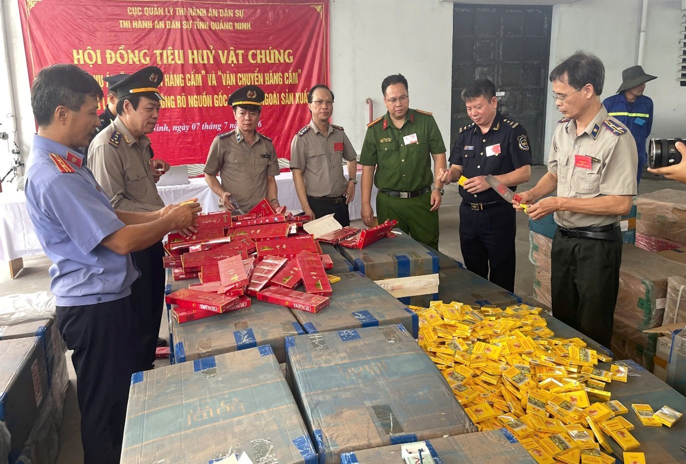 Tiêu hủy gần 154 000 bao thuốc lá nhập lậu trong vụ án buôn bán hàng cấm