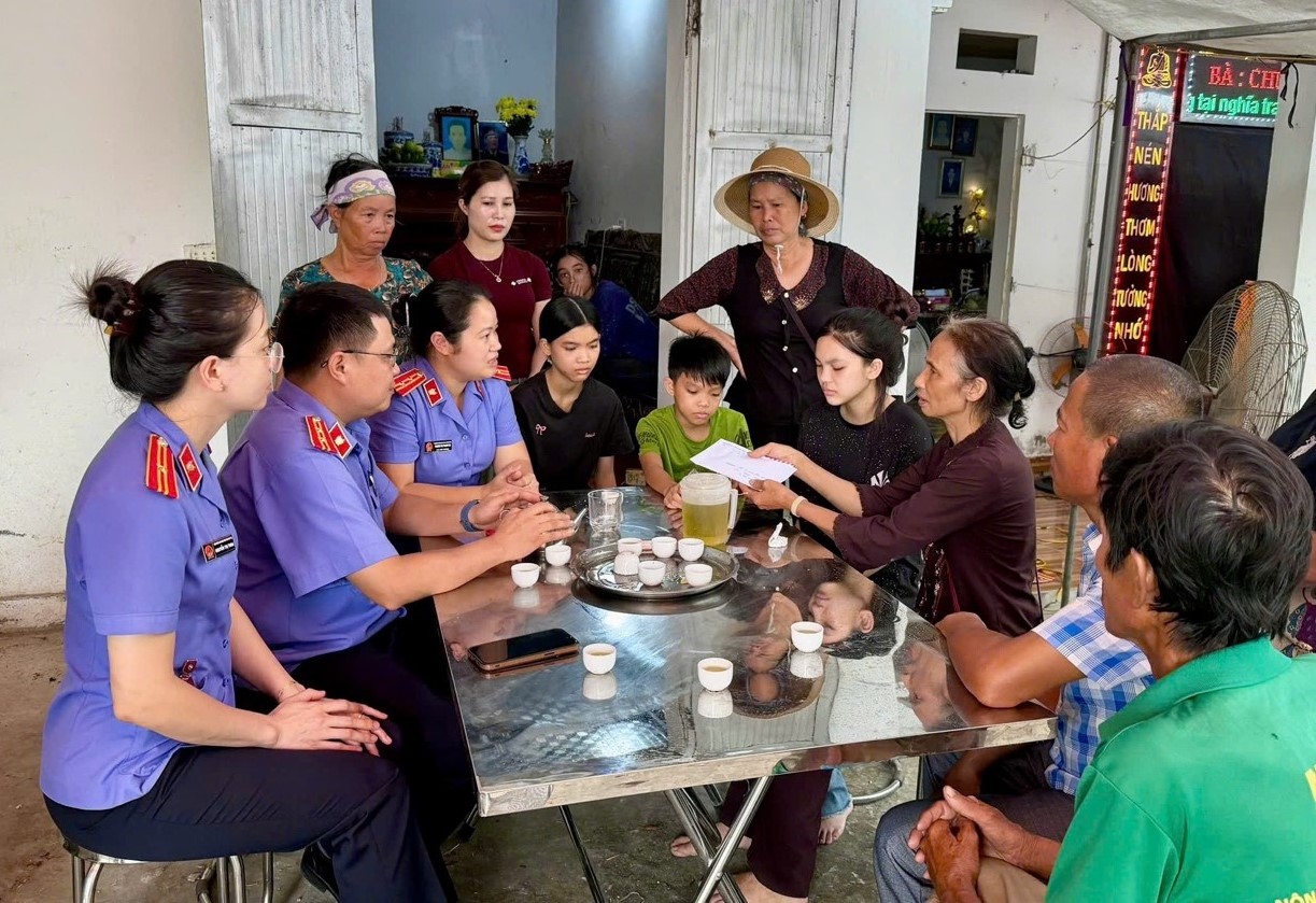 VKSND khu vực 10, tỉnh Phú Thọ kịp thời chia sẻ khó khăn với gia đình 3 trẻ mồ côi