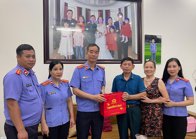 VKSND khu vực 3, tỉnh Phú Thọ tặng quà tri ân gia đình thương, bệnh binh