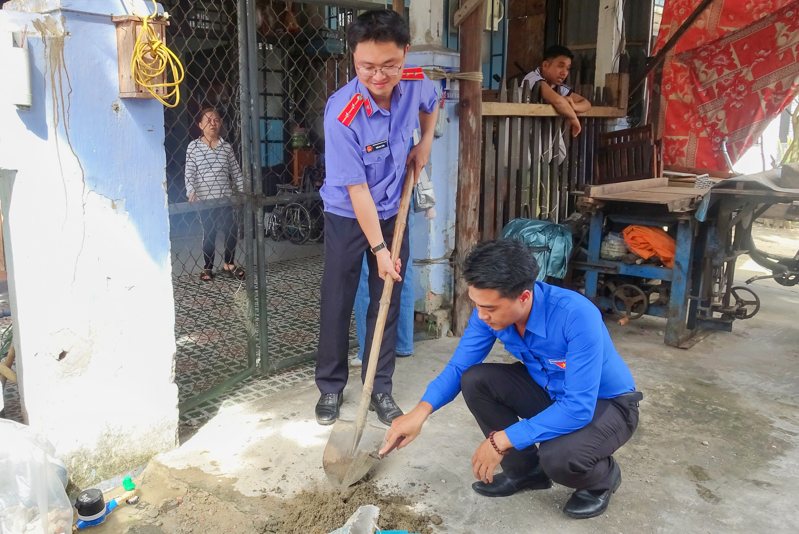 Tuổi trẻ VKSND khu vực 10, TP Đà Nẵng đưa nước sạch đến học sinh khó khăn
