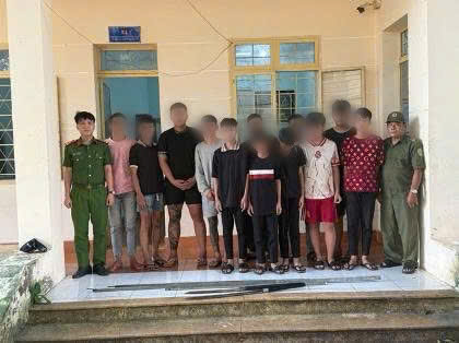 Bắt nhóm 15 thanh thiếu niên mang hung khí hỗn chiến trong đêm