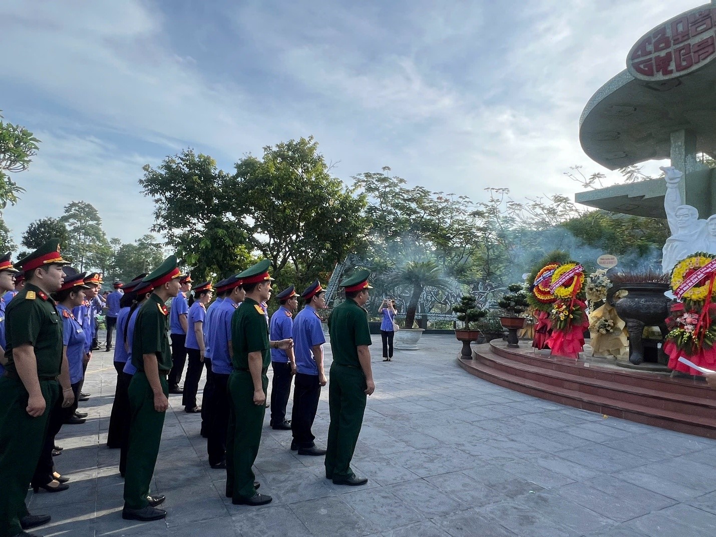 VKSQS khu vực 42 và VKSND khu vực 1, TP Huế dâng hương tri ân các Anh hùng liệt sĩ