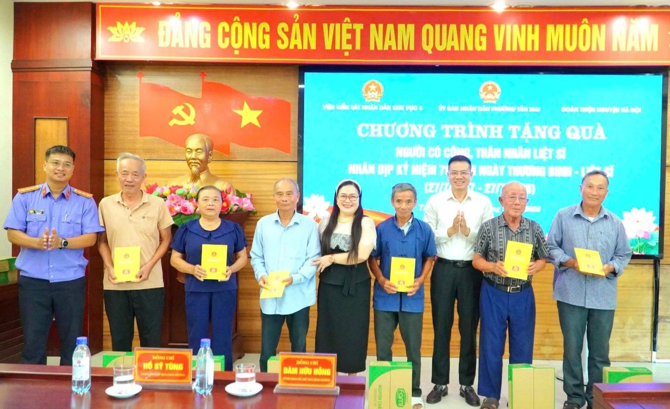 VKSND khu vực 4, tỉnh Nghệ An trao quà tri ân người có công và thân nhân liệt sĩ