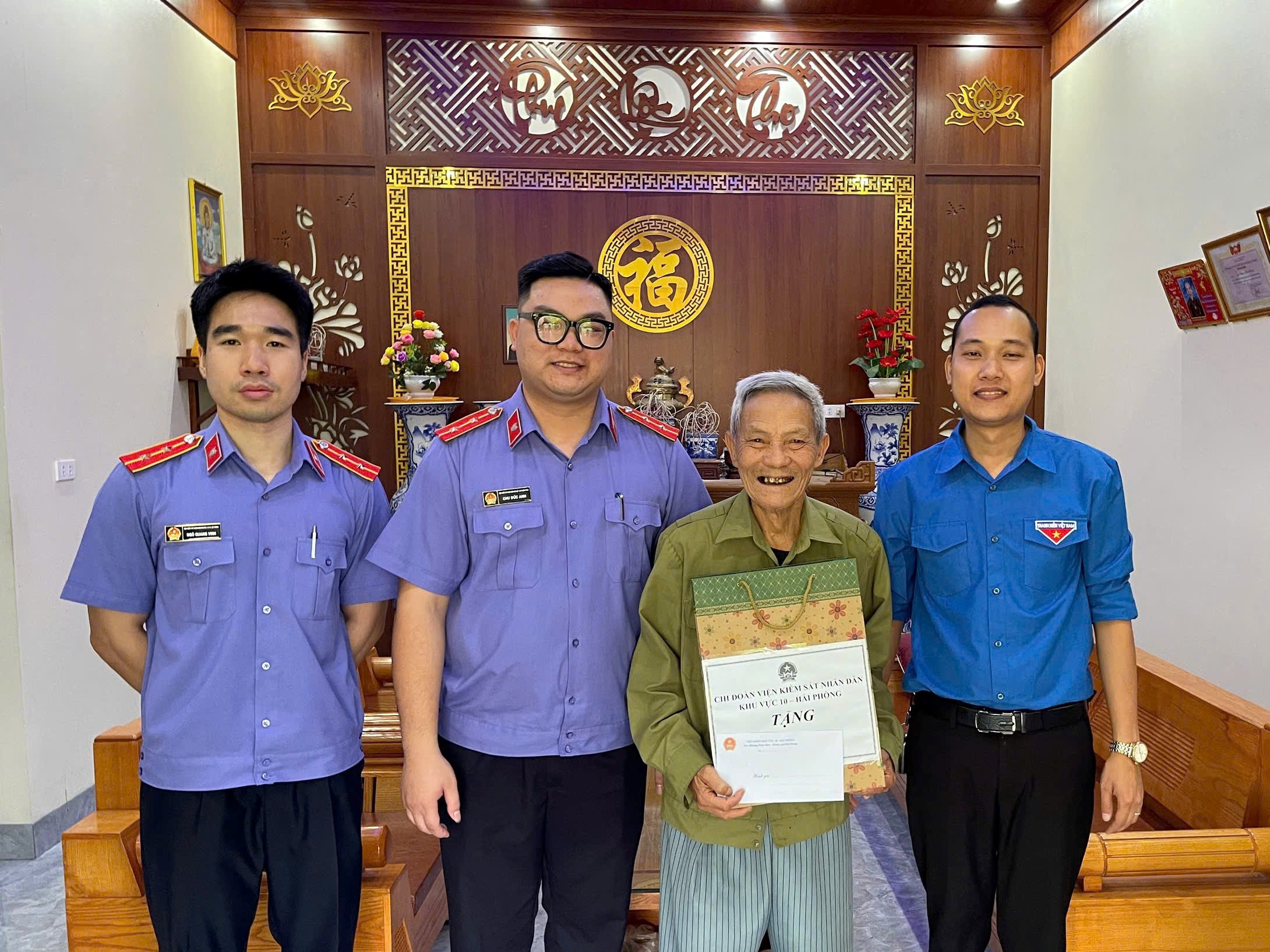 Chi đoàn VKSND khu vực 10, TP Hải Phòng phối hợp tặng quà các gia đình thương binh