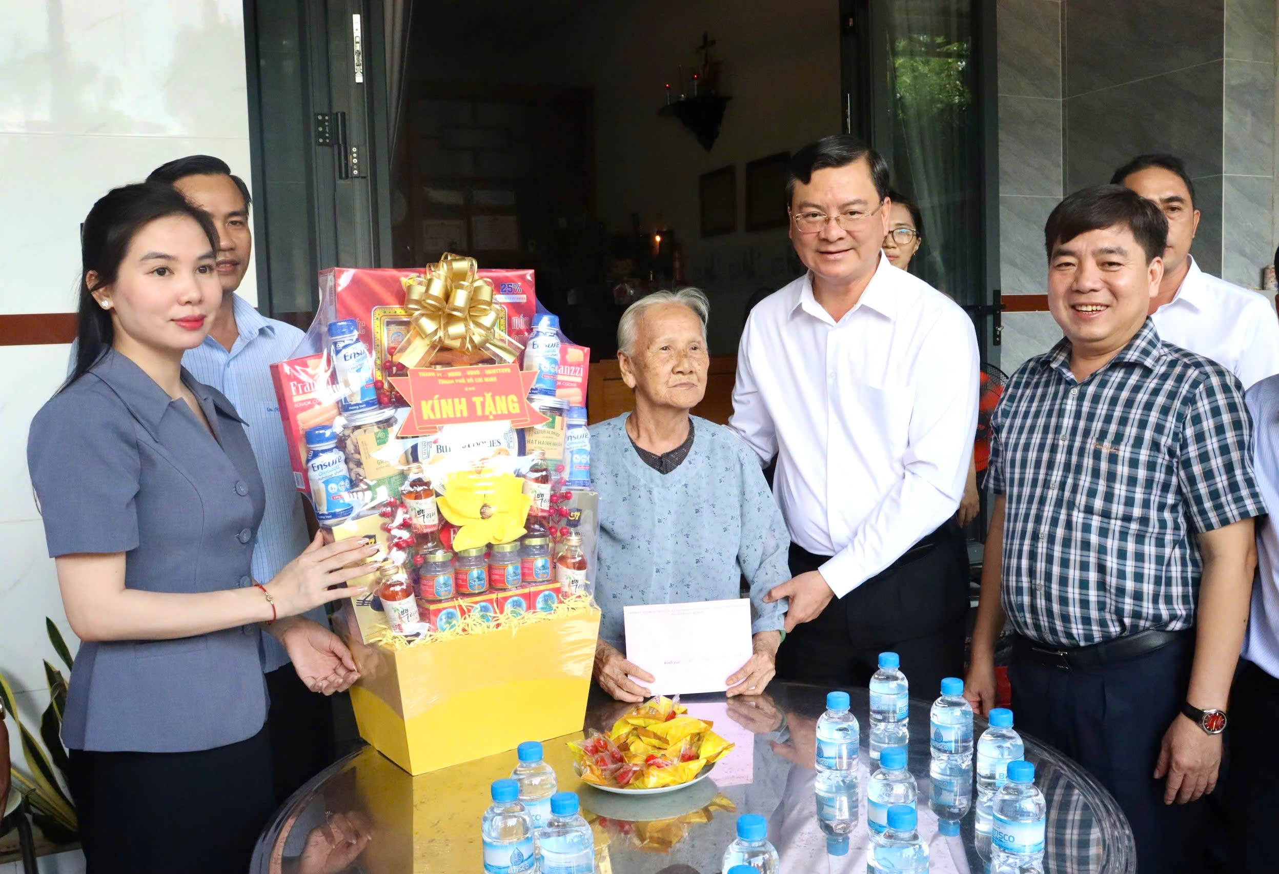 Phó Chủ tịch UBND TP Hồ Chí Minh Nguyễn Công Vinh thăm, tặng quà gia đình chính sách