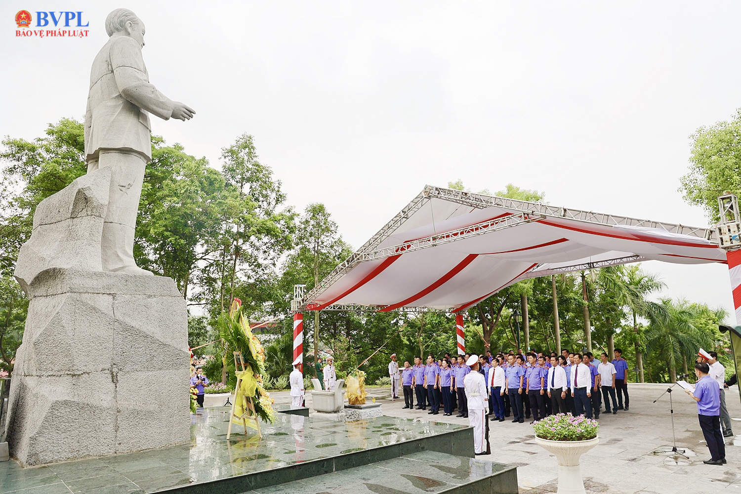 Đoàn đại biểu VKSND tối cao dâng hương tưởng nhớ đồng chí Hoàng Quốc Việt