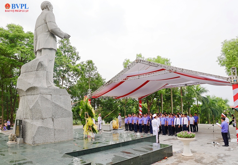 Đoàn đại biểu VKSND tối cao dâng hương tưởng nhớ đồng chí Hoàng Quốc Việt