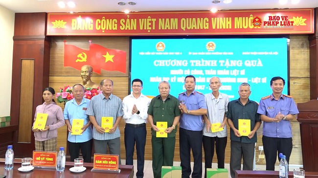 VKSND khu vực 4, tỉnh Nghệ An trao quà tri ân người có công và nhân thân liệt sĩ