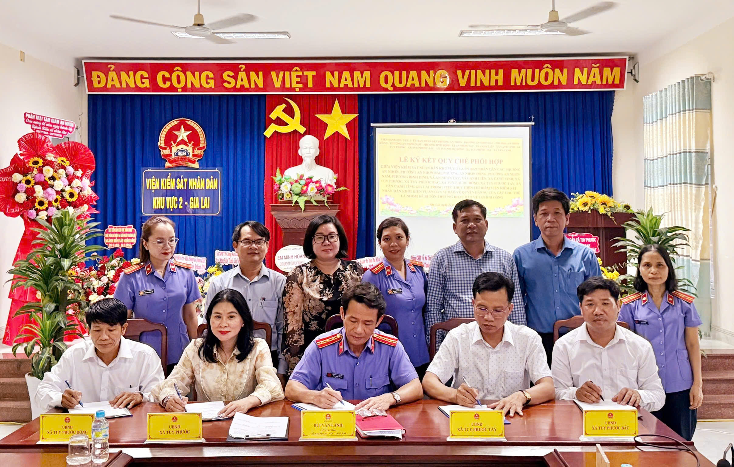 Viện kiểm sát ký kết thực hiện Nghị quyết 205 với 13 xã, phường ở Gia Lai