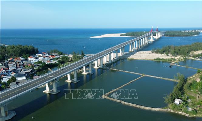 Chiêm ngưỡng cây cầu vượt cửa biển dài nhất miền Trung
