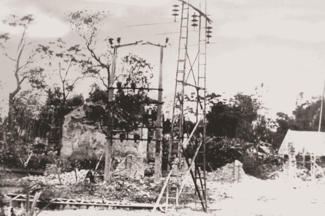Chiếc cột điện thang tre 35kV