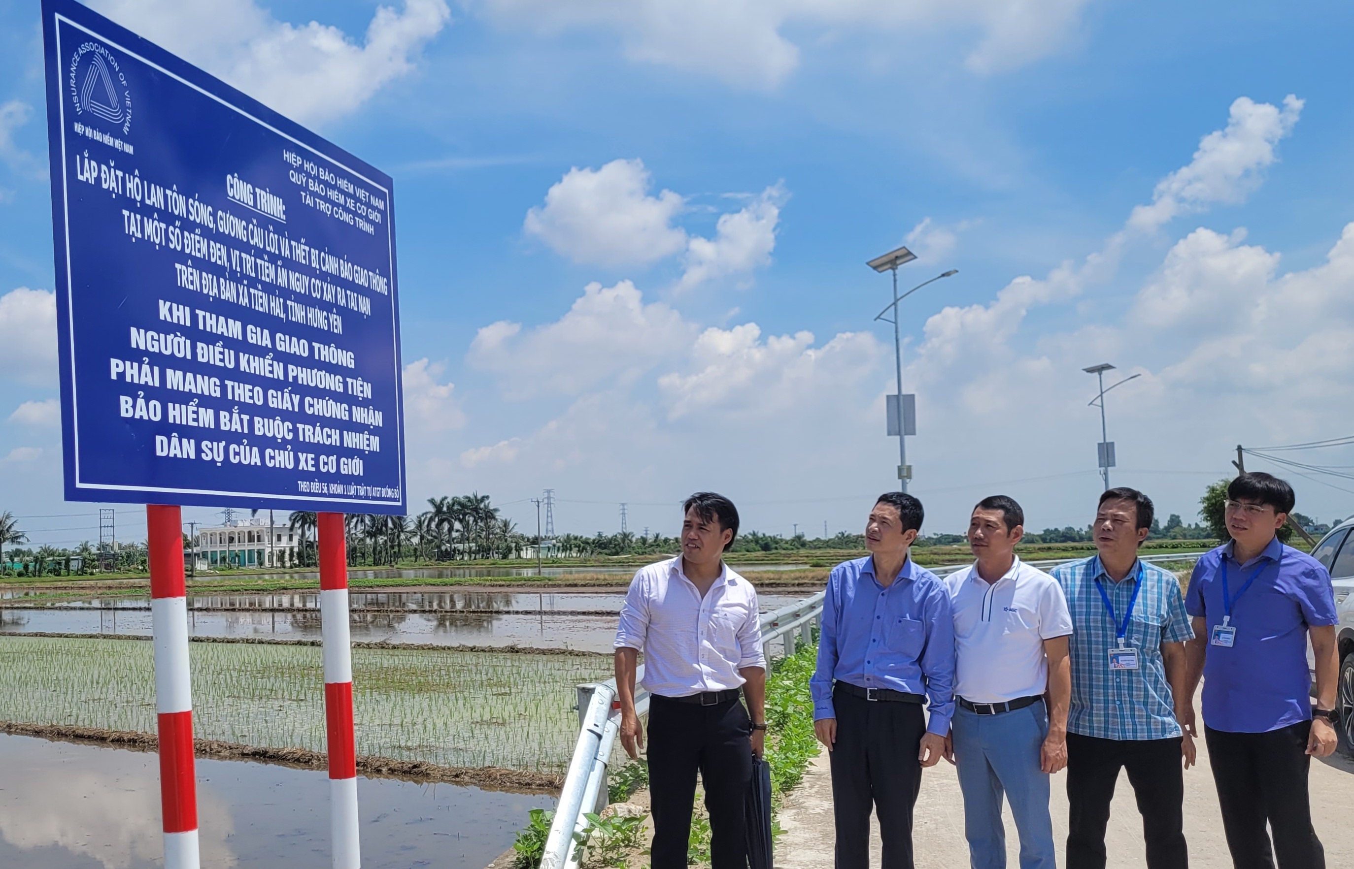 Xã Tiền Hải, tỉnh Hưng Yên Tiếp nhận và đưa vào sử dụng thiết bị cảnh báo giao thông