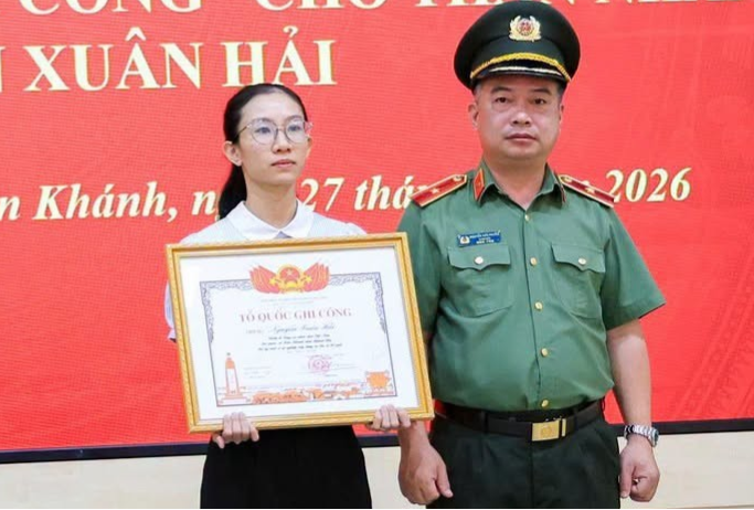 Trao bằng Tổ quốc ghi công cho gia đình Thiếu tá Công an hy sinh khi làm nhiệm vụ