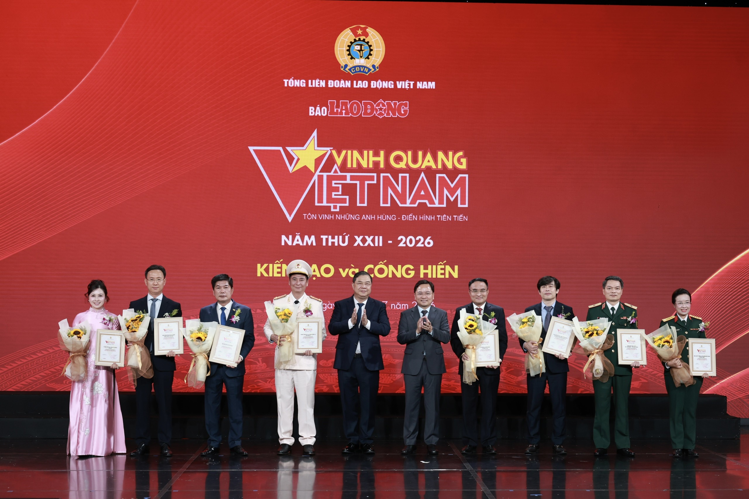 Những cống hiến thầm lặng làm nên sức mạnh Việt Nam