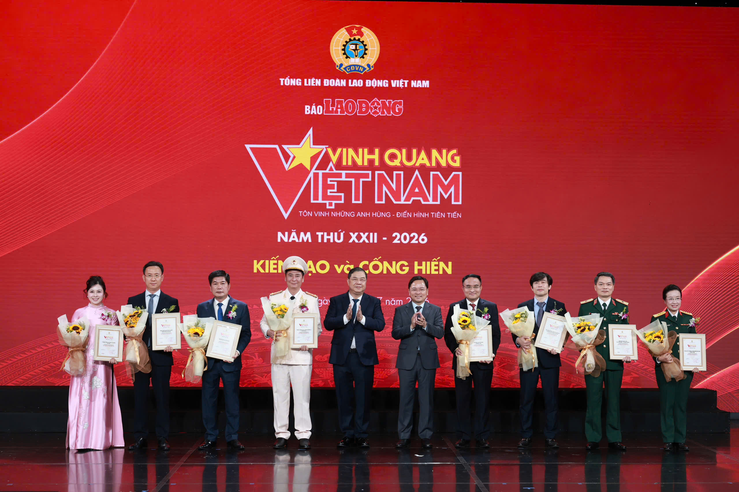 Vinh quang Việt Nam  Tôn vinh 13 tập thể, cá nhân kiến tạo, cống hiến